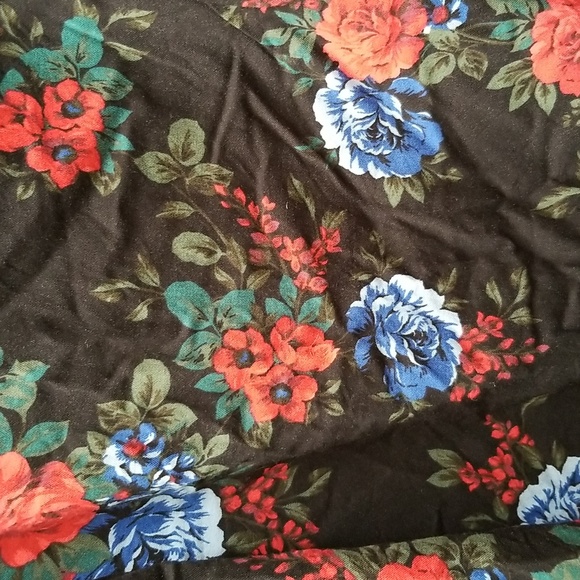 TORRID 3X BLACK BACKGROUND BLUE RED FLORAL TANK TOP BLOUSE - Picture 3 of 6